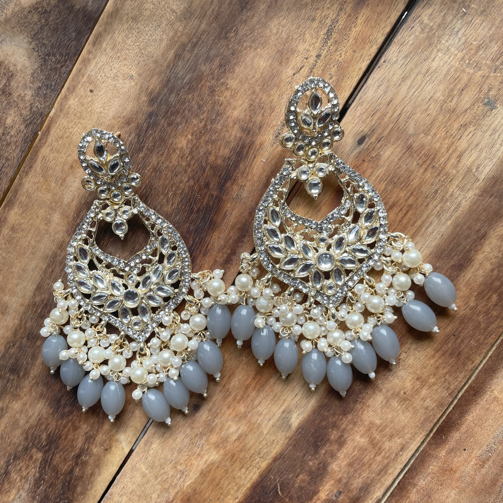 Grey Colour Kundan Earring with Maangtikka | FashionCrab.com | Kundan  earrings, Fashion necklace, Online earrings